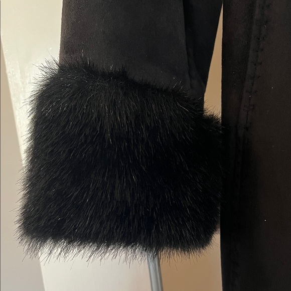 Chic Black Trench Coat with Faux Fur Trim - Picture 3 of 9